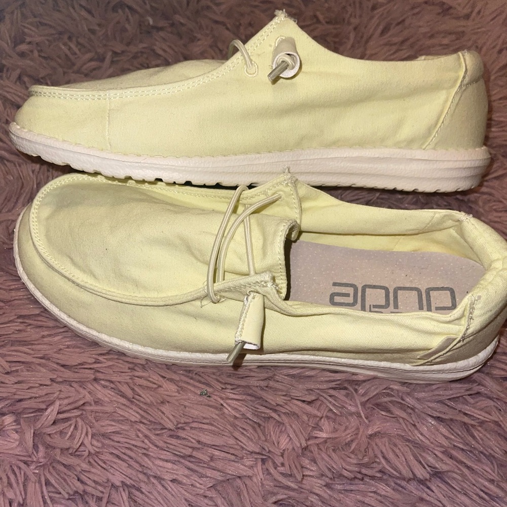 Light yellow hey dudes